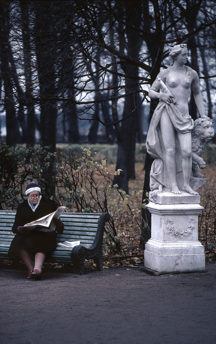 Kvinna som läser tidning i en park, Leningrad.Tidigare Sovjet .1980