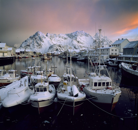 Insnöade fiskebåtar vid Henningsvaer hamn; Lofoten Norge.