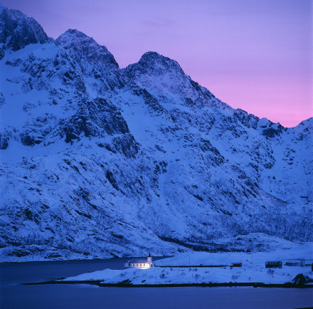 Kyrka i Fjordlandskap,Lofoten,Norge