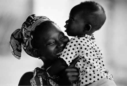 Mamma med sitt barn, Gambia.