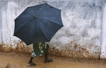 Skydd undan regn, Banjul Gambia.
